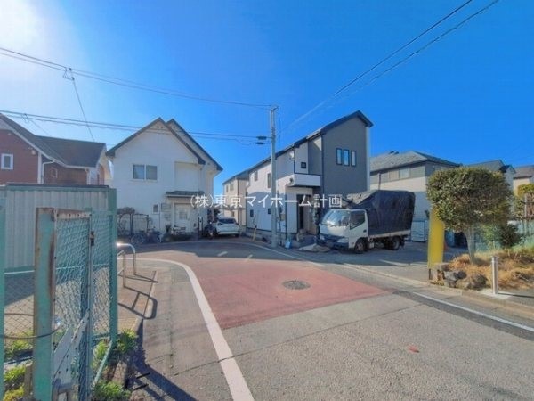 外観:前面道路含む現地外観写真