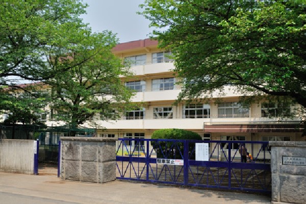 周辺環境:小金井市立小金井第四小学校(1951（昭和26）年創立の歴史ある小学校です。小金井の名前の由来ともなった貫井神社のある弁天公園に隣接し、学校周辺には豊かな緑があふれています。)