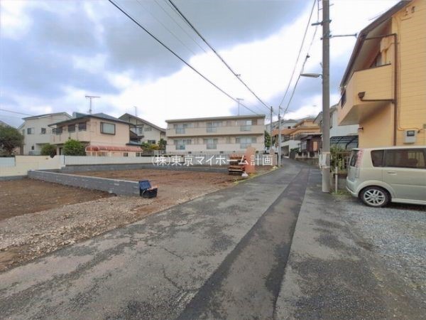 外観:前面道路含む現地外観写真（建築中）