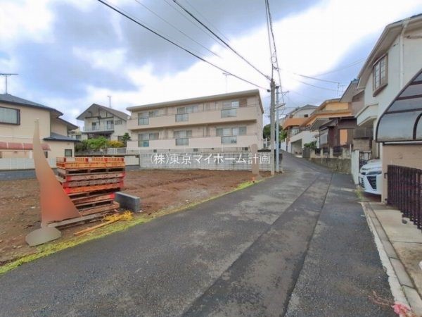 外観:前面道路含む現地外観写真（建築中）