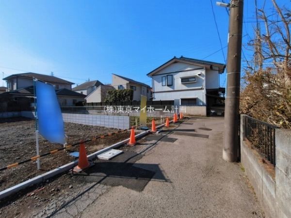 外観:前面道路含む現地土地写真