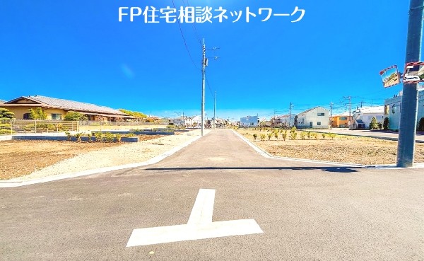 外観:前面道路含む現地土地写真