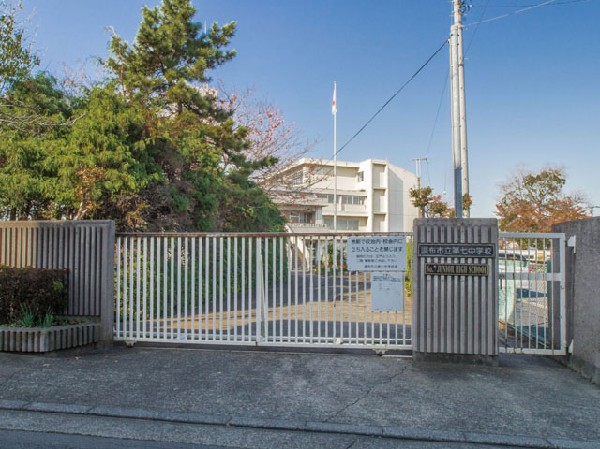 周辺環境:調布市立第七中学校(一人一人の生徒が、知性・感性・創造性及び、社会性をはぐくみ、人間性豊かなに成長できるよう努めている学校です。)