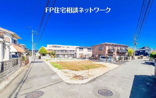 外観:前面道路含む現地土地写真