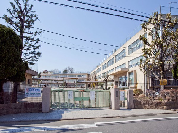 周辺環境:立川市立第一小学校(１４７年の間、常に時代をリードする先見性をもち、優れた教育実践を積み重ねてきた歴史と伝統を誇る小学校です。)