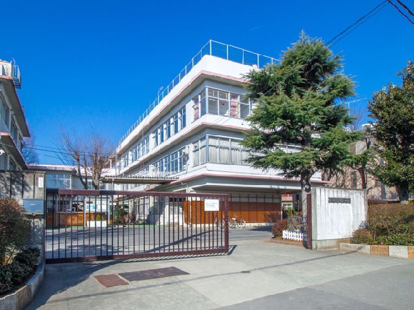 周辺環境:立川市立立川第一中学校(「立川一中生でよかった・立川一中に通わせてよかった」と生徒や保護者の皆様に喜んでいただける学校を目指して、全力を尽くしてまいります。)