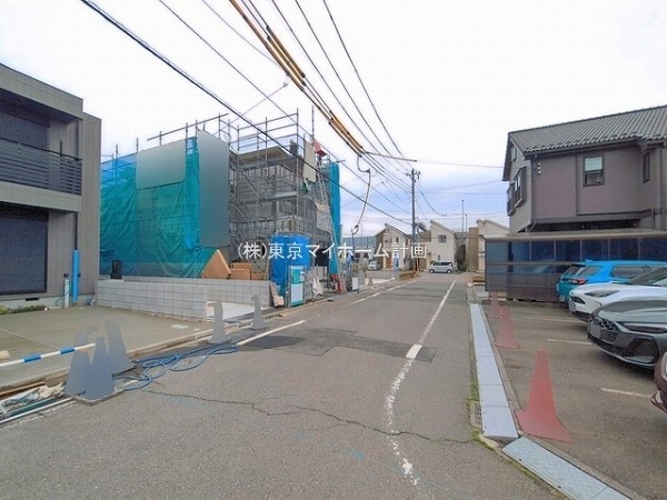 外観:前面道路含む現地外観写真（建築中）