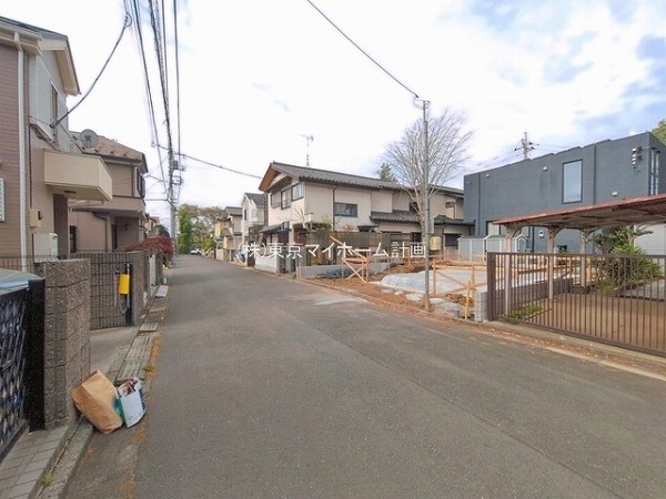 外観:前面道路含む現地外観写真（建築中）