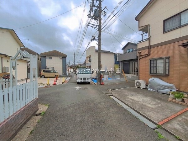 外観:前面道路含む現地外観写真