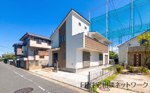 外観:前面道路含む現地外観写真