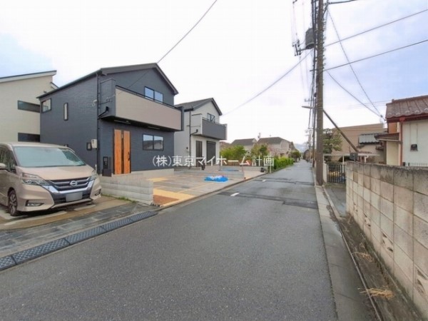 外観:前面道路含む現地外観写真