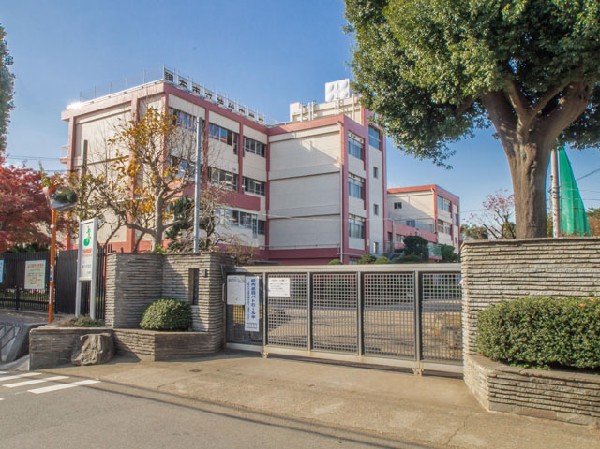 周辺環境:調布市立神代中学校(「読む」「聞く」「書く」「話す」学習を重視し、基礎的・基本的な知識と技能の定着及び豊かな心や思考力・判断力・表現力の育成を図っている学校です。)