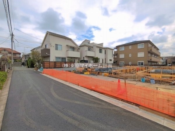 外観:前面道路含む現地外観写真（建築中）