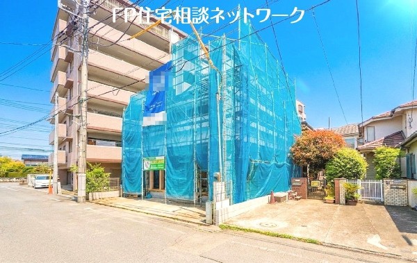 外観:前面道路含む現地外観写真（建築中）