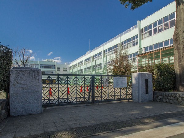 周辺環境:国立市立国立第一小学校(１４３年前開校した伝統ある学校で、つくるをキーコンセプトに人づくり、地域づくり、夢づくりを目指している小学校です。)