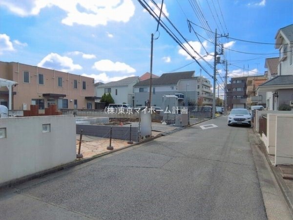 外観:前面道路含む現地外観写真（建築中）