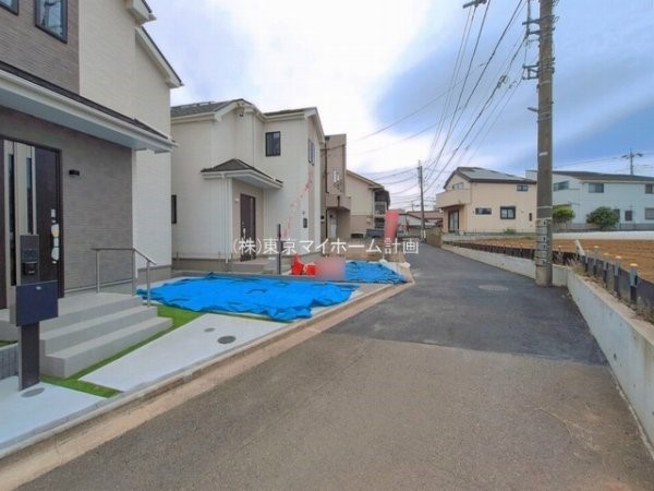 外観:前面道路含む現地外観写真