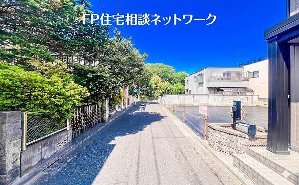 外観:前面道路含む現地土地写真