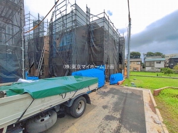 外観:前面道路含む現地外観写真（建築中）