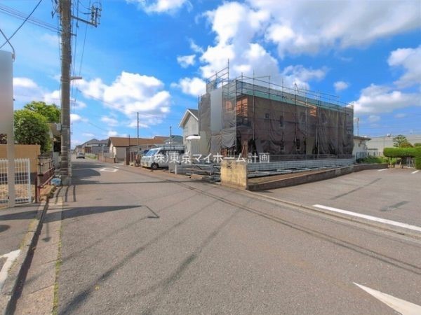 外観:前面道路含む現地外観写真（建築中）