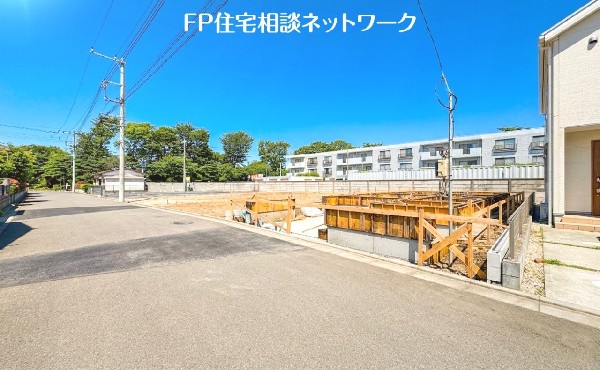 外観:前面道路含む現地写真（建築中）