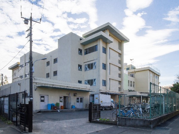周辺環境:小平市立小平第三小学校(一人一人が考え、表現し、学び合う授業づくりに努めている学校です。)
