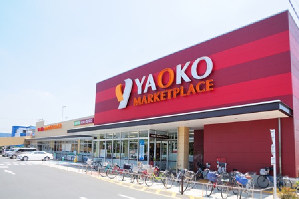 周辺環境:ヤオコー小平回田店(ご利用客の間では特に、お惣菜がおいしいという評価を得ている、地元の主婦に選ばれる食生活提案型スーパーです。)