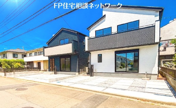 外観:前面道路含む現地外観写真