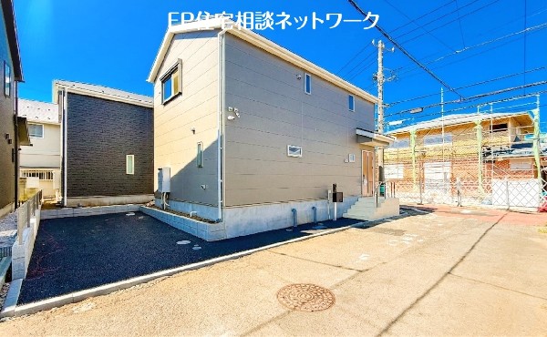 外観:前面道路含む現地外観写真
