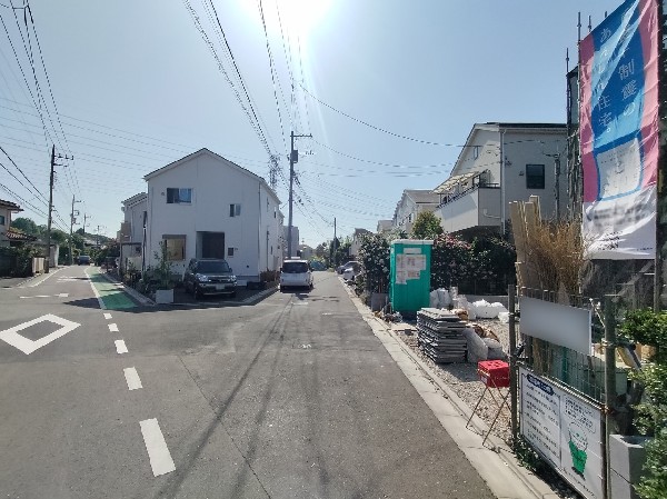 外観:前面道路含む現地外観写真（建築中）