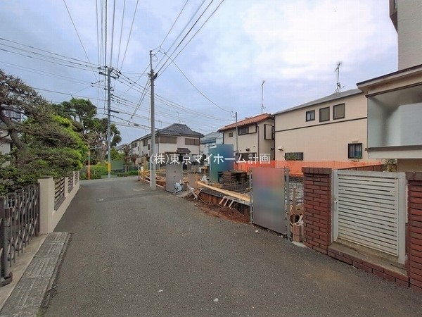 外観:前面道路含む現地外観写真（建築中）