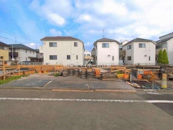 外観:前面道路含む現地外観写真（建築中）
