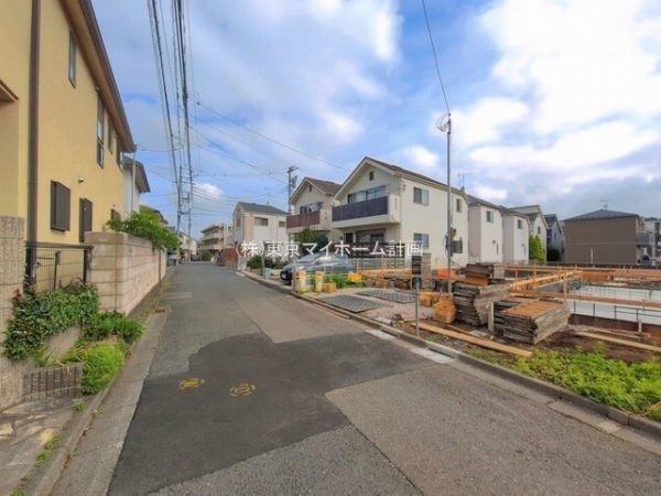 外観:前面道路含む現地外観写真（建築中）