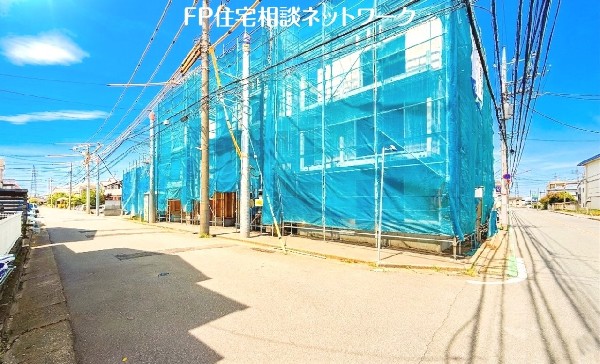外観:前面道路含む現地外観写真（建築中）