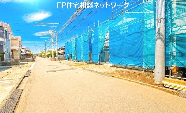 外観:前面道路含む現地外観写真（建築中）