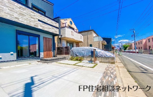 外観:前面道路含む現地外観写真