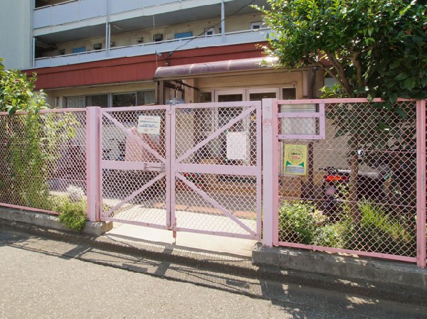 周辺環境:上石神井第三保育園(3～５歳児の異年齢グループで３つに分かれて遊ぶ日を設けています。また、幼児組は毎月「お話の会」で素話、詩やわらべうたなどに触れさせています。聴く力や想像力が育ちます。)