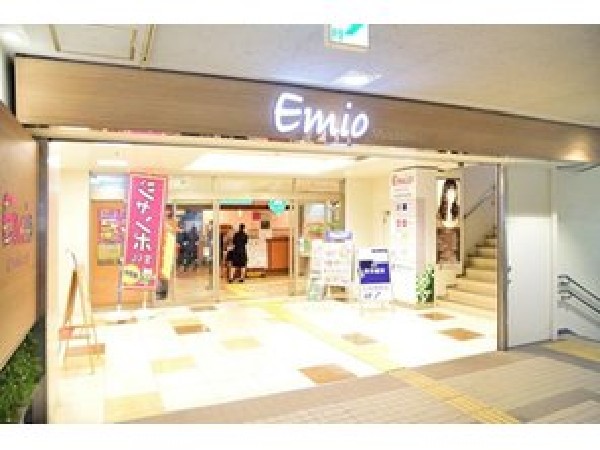 周辺環境:Emio武蔵関(西武線駅ナカ・駅チカ商業施設の統一ブランド「エミオ 武蔵関」は、3階で駅北口改札へ直結する構造となっている。)