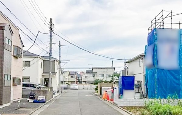外観:前面道路含む現地外観写真（建築中）
