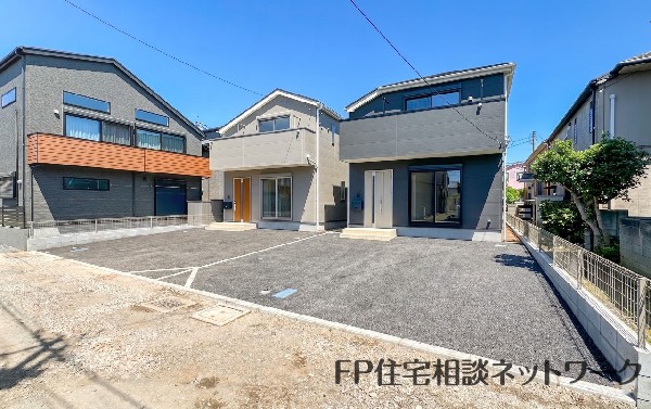 外観:前面道路含む現地外観写真