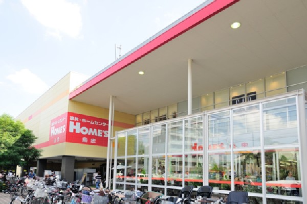 周辺環境:島忠ホームズ仙川店(1階はホームセンター「ホームズ」、2階はインテリア関連と専門店街、3階が家具売場。2階の専門店も含め、家庭用品において生鮮食品以外で揃わないものは無いというくらいの充実ぶりです。)