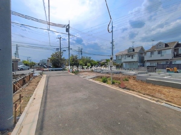 外観:前面道路含む現地外観写真（建築中）