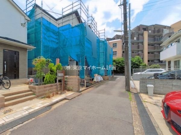 外観:前面道路含む現地外観写真（建築中）
