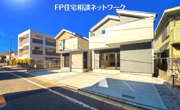 外観:前面道路含む現地外観写真