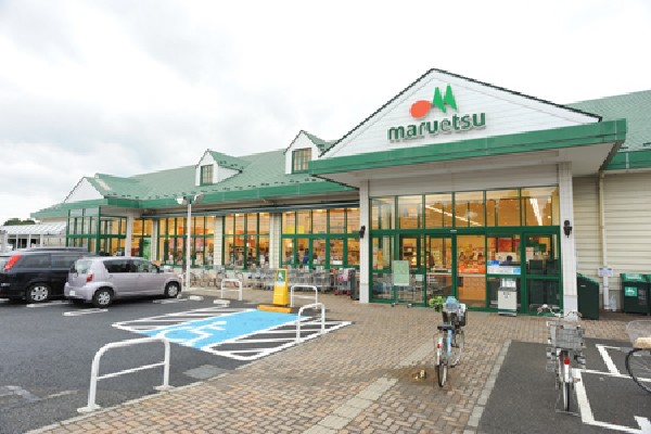 周辺環境:マルエツ戸倉店(生産者の顔がしっかりわかる食材を取り扱っている安全安心で鮮度の高い商品が並ぶスーパーです。)