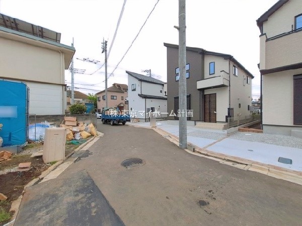 外観:前面道路含む現地外観写真
