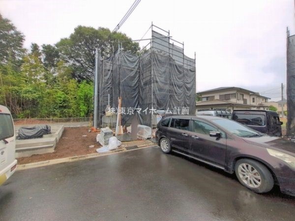 外観:前面道路含む現地外観写真（建築中）