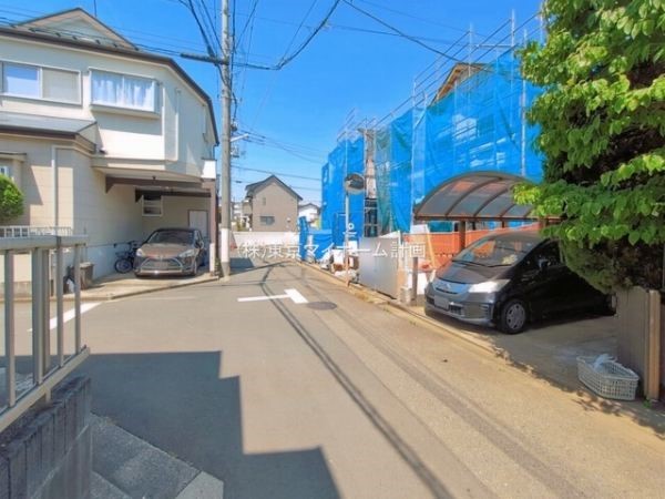 外観:前面道路含む現地外観写真（建築中）