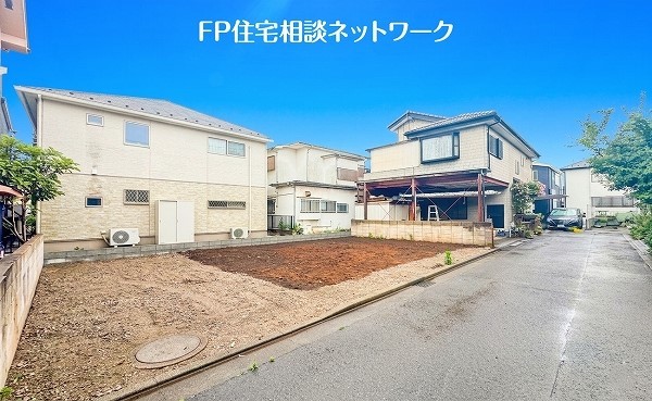 外観:前面道路含む現地土地写真