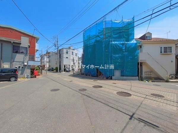 外観:前面道路含む現地外観写真（建築中）